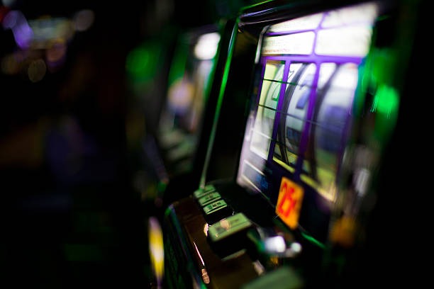 mpo2qq platform interface showing sportsbook, live-dealer, and slot game sections